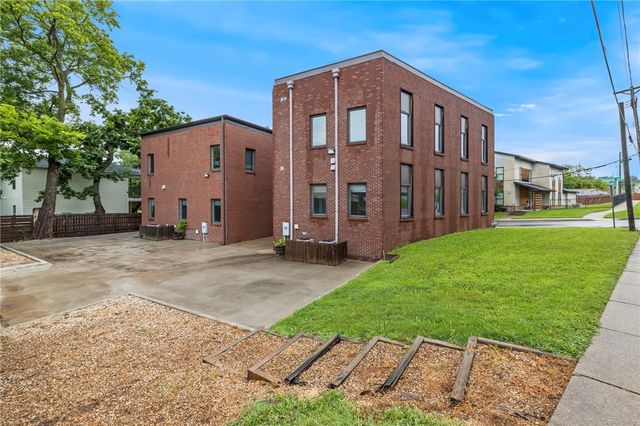 1111 N Oakland Avenue, Fayetteville, AR 72703