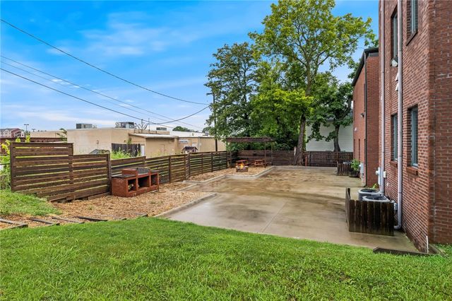 1111 N Oakland Avenue, Fayetteville, AR 72703