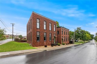 1111 N Oakland Avenue, Fayetteville, AR 72703