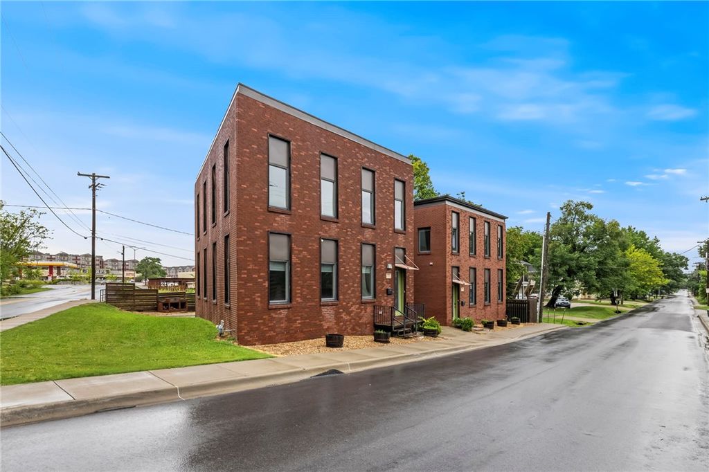 1111 N Oakland Avenue, Fayetteville, AR 72703
