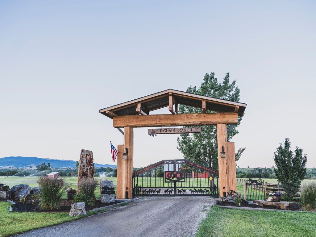 Image 5 of property listing at 711 Middle Burnt Fork Road, Stevensville, MT 59870