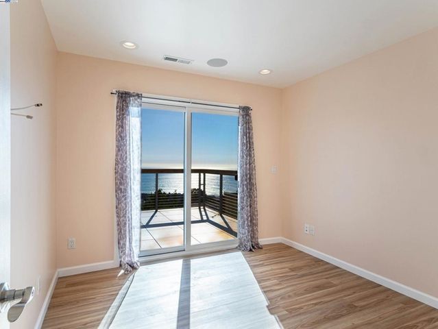 532 Heathcliff Dr, Pacifica, CA 94044