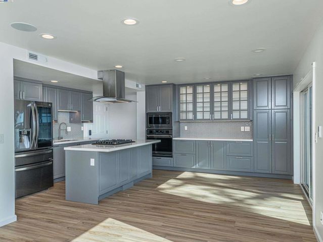 532 Heathcliff Dr, Pacifica, CA 94044