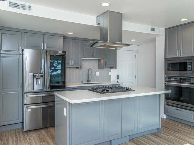 532 Heathcliff Dr, Pacifica, CA 94044