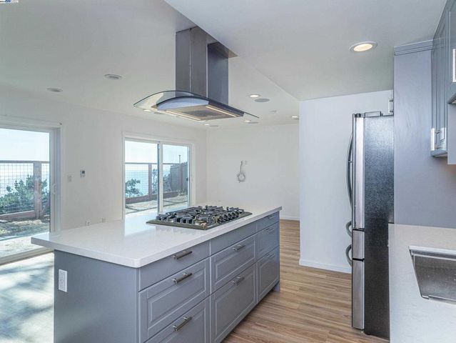 532 Heathcliff Dr, Pacifica, CA 94044