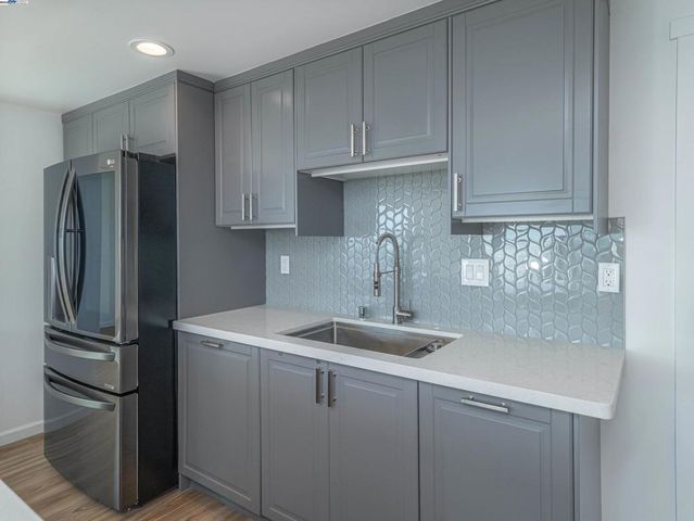 532 Heathcliff Dr, Pacifica, CA 94044