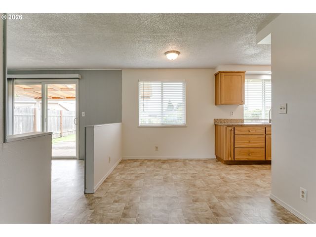 1104 56TH St, Springfield, OR 97478