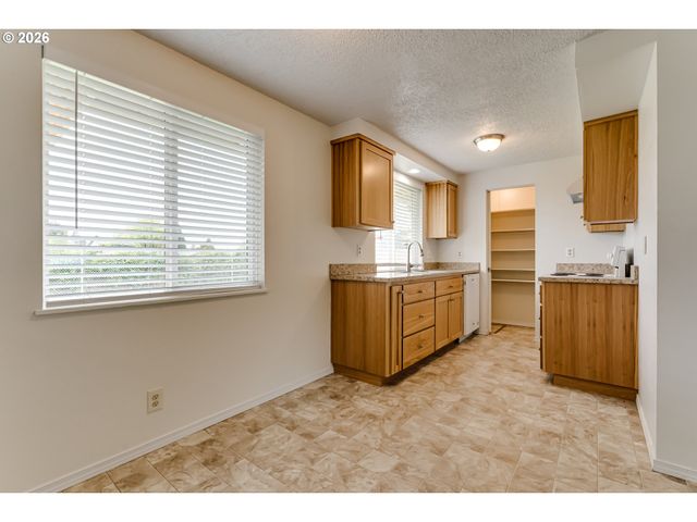 1104 56TH St, Springfield, OR 97478