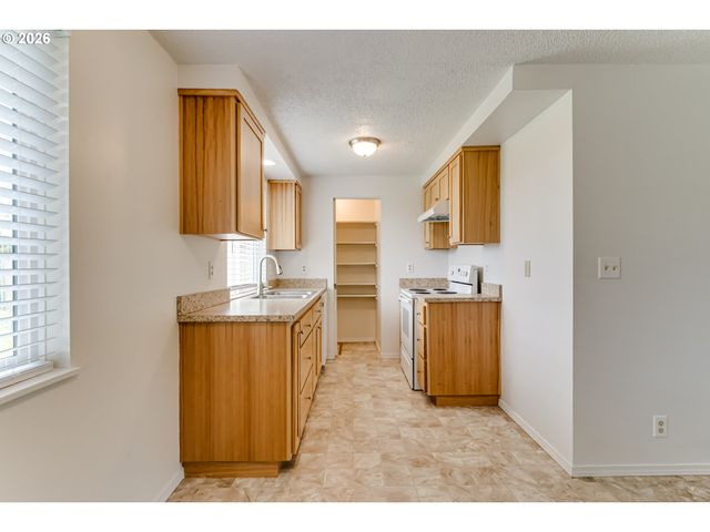 1104 56TH St, Springfield, OR 97478