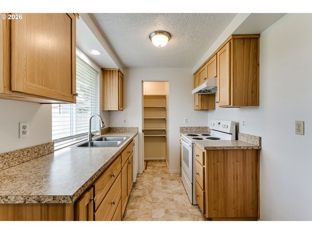 1104 56TH St, Springfield, OR 97478