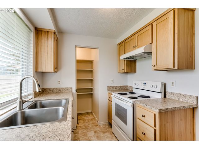 1104 56TH St, Springfield, OR 97478