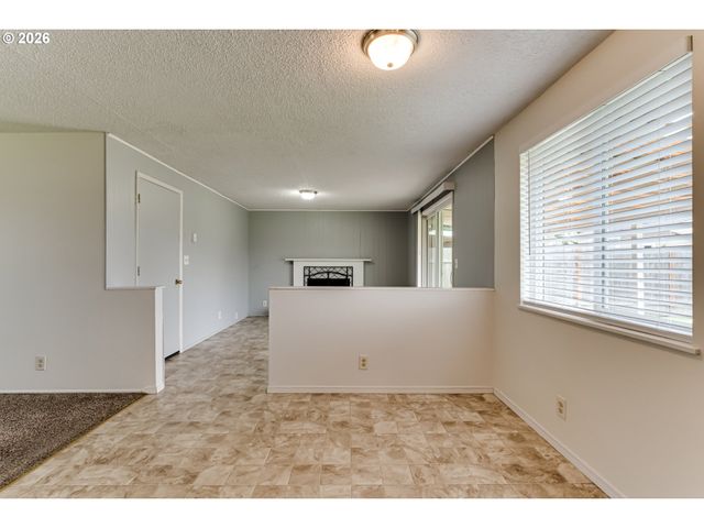 1104 56TH St, Springfield, OR 97478