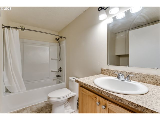 1104 56TH St, Springfield, OR 97478