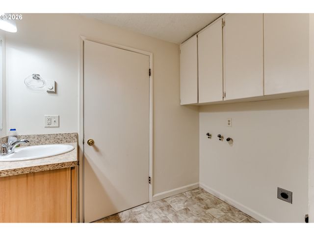 1104 56TH St, Springfield, OR 97478