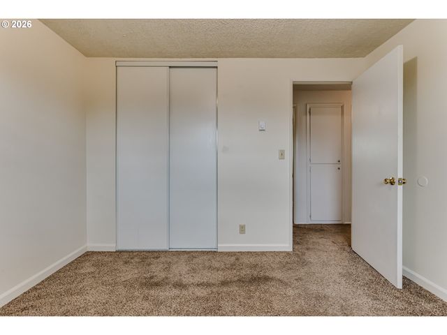 1104 56TH St, Springfield, OR 97478