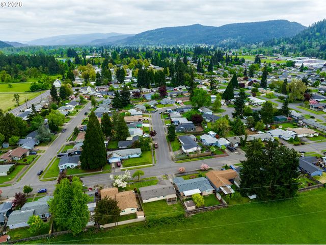 1104 56TH St, Springfield, OR 97478