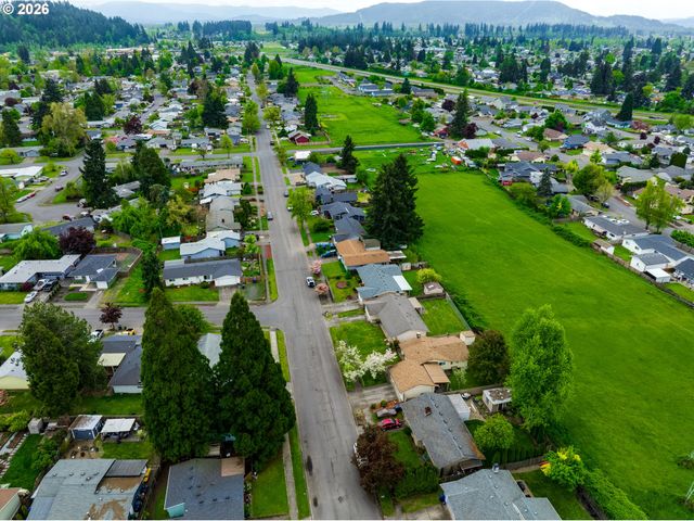 1104 56TH St, Springfield, OR 97478