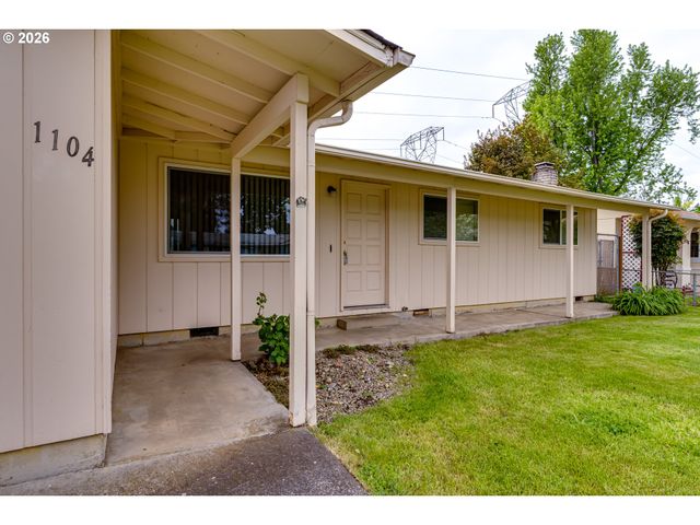 1104 56TH St, Springfield, OR 97478