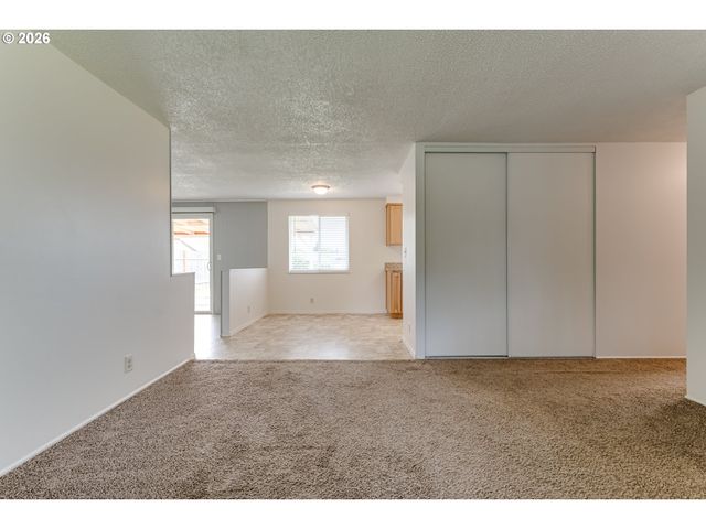 1104 56TH St, Springfield, OR 97478