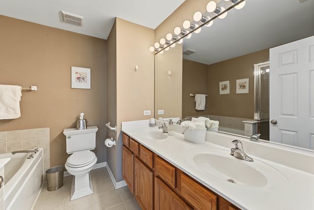 2410 Georgetown Circle, Aurora, IL 60503