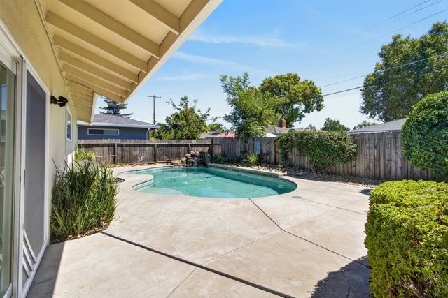 9166 Rundelay Way, Sacramento, CA 95826