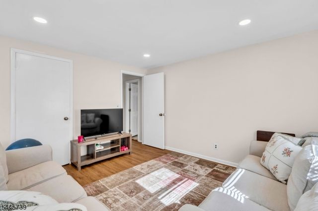 33 Oak Ave, Pequannock Twp., NJ 07440