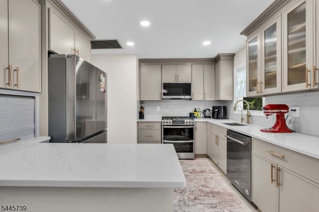 33 Oak Ave, Pequannock Twp., NJ 07440