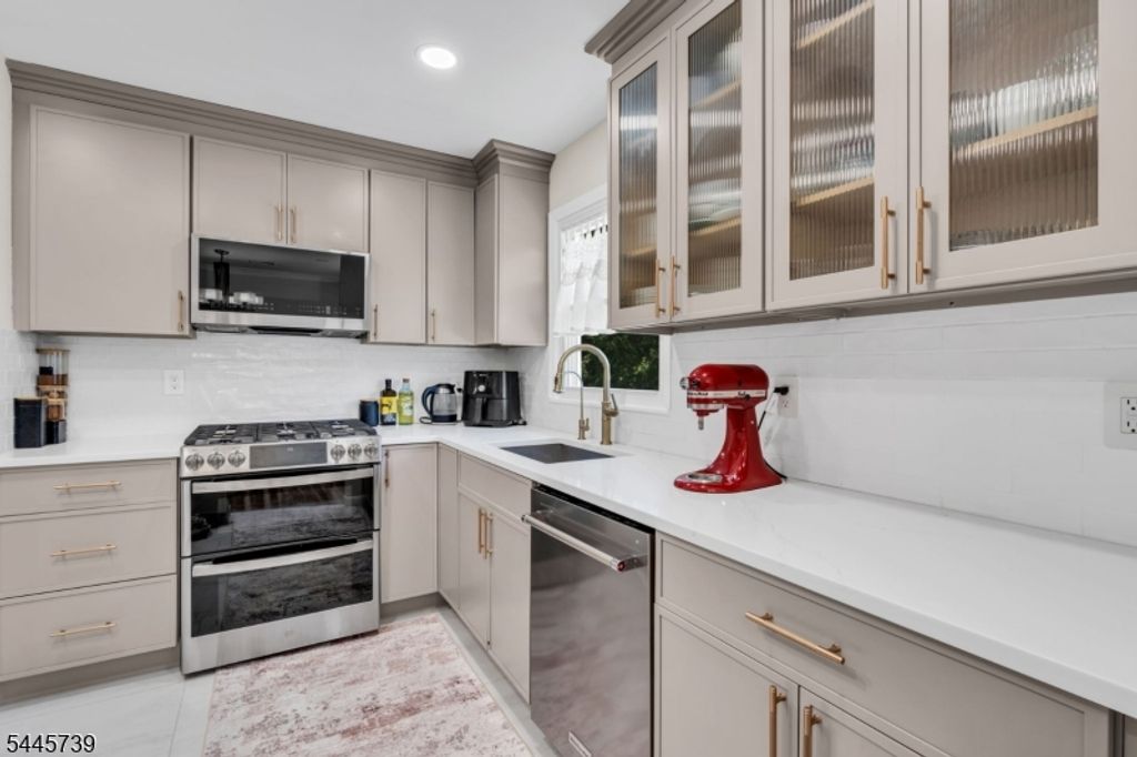 33 Oak Ave, Pequannock Twp., NJ 07440