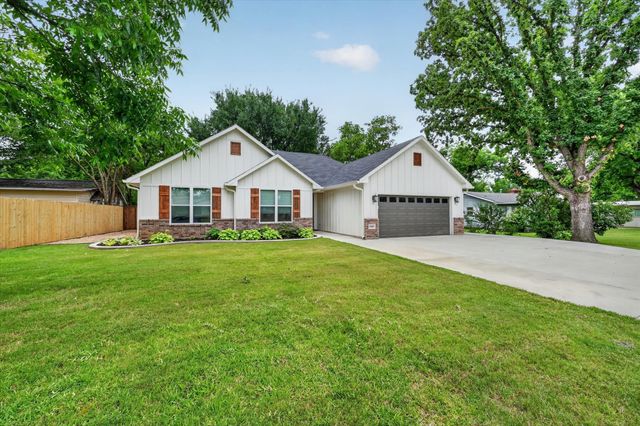 1005 W Chambers Street, Cleburne, TX 76033