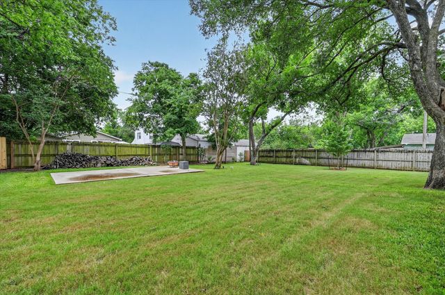 1005 W Chambers Street, Cleburne, TX 76033