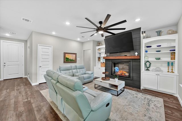 1005 W Chambers Street, Cleburne, TX 76033