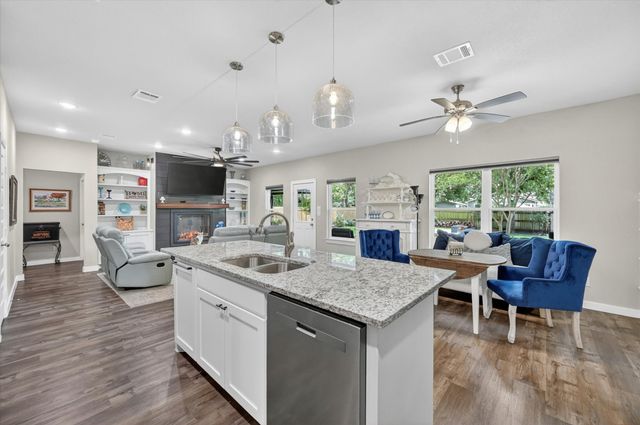 1005 W Chambers Street, Cleburne, TX 76033