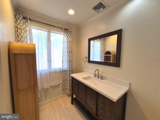 809 JAGUAR RD, Lindenwold, NJ 08021