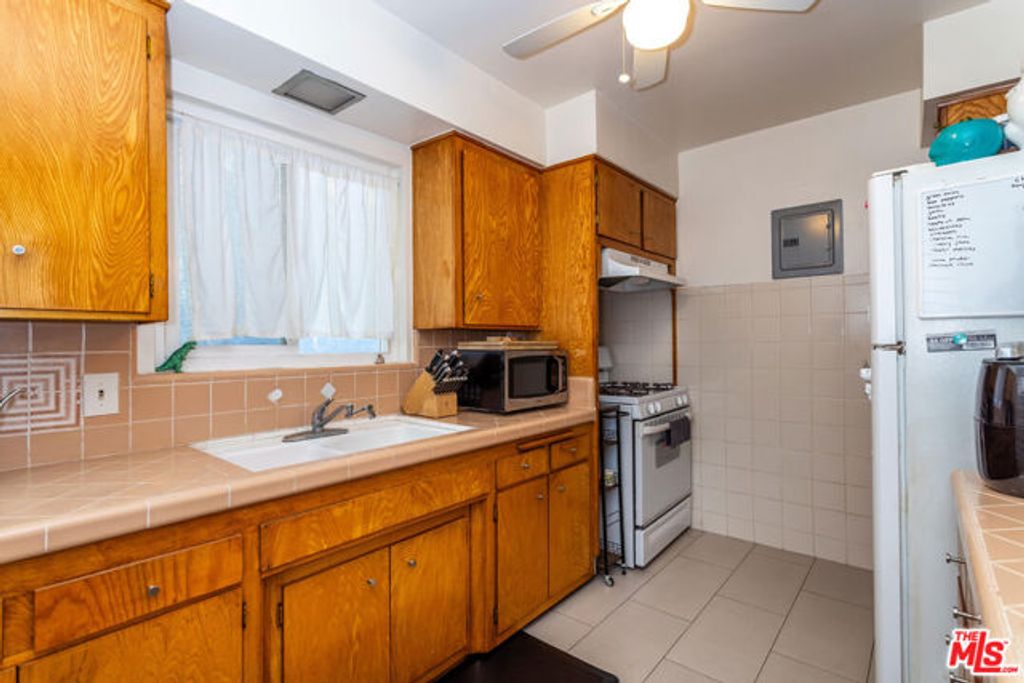 2915 St. George Street 7, Los Angeles, CA 90027