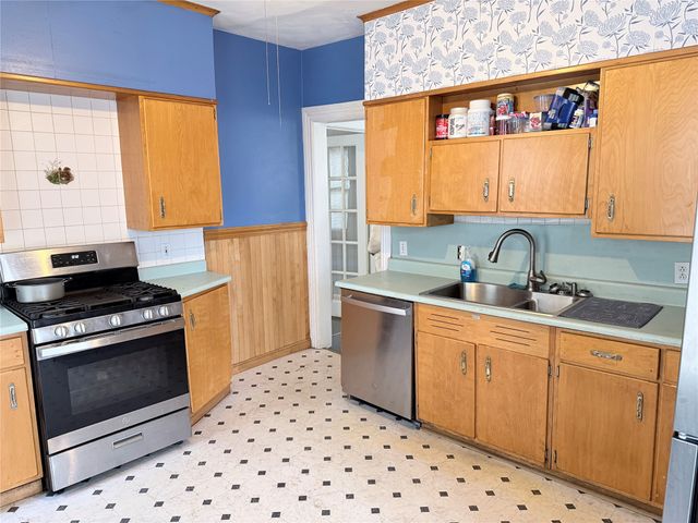 1044 W 8TH Street, Erie, PA 16502