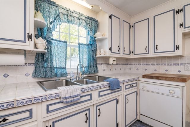 51 Edgewater Road, Agawam, MA 01001