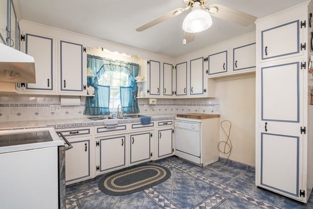 51 Edgewater Road, Agawam, MA 01001