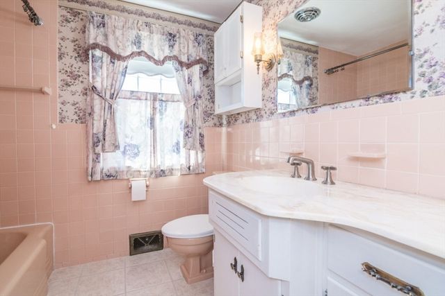 51 Edgewater Road, Agawam, MA 01001