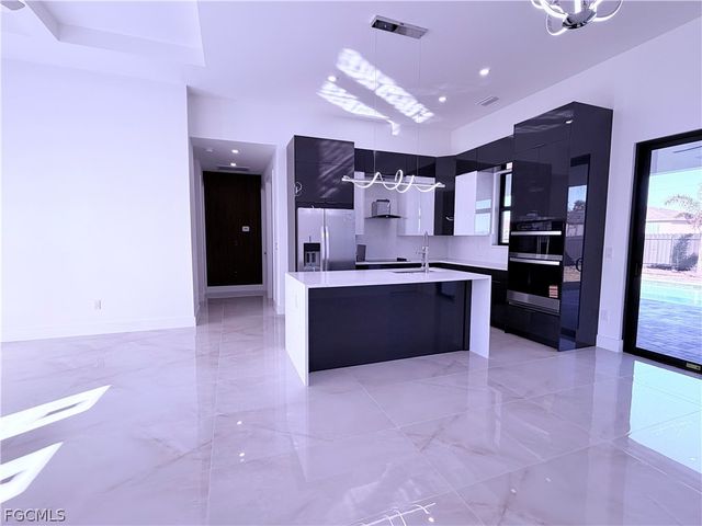 909 Santa Barbara BLVD N, Cape Coral, FL 33993