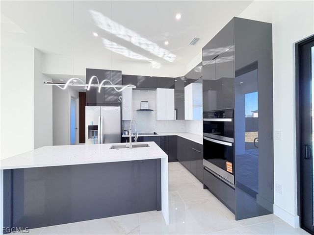 909 Santa Barbara BLVD N, Cape Coral, FL 33993