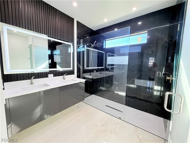 909 Santa Barbara BLVD N, Cape Coral, FL 33993