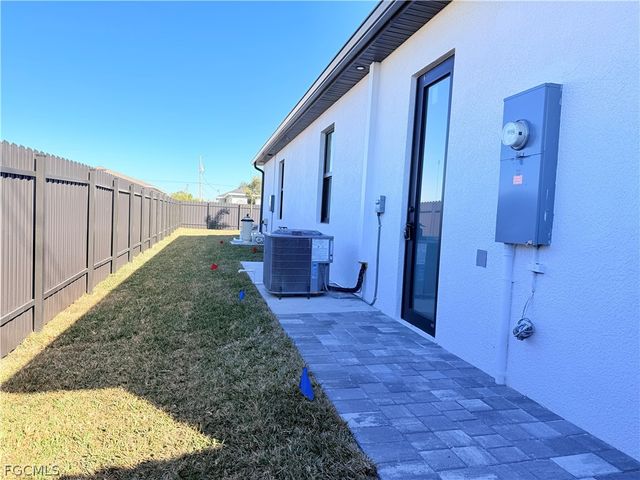 909 Santa Barbara BLVD N, Cape Coral, FL 33993