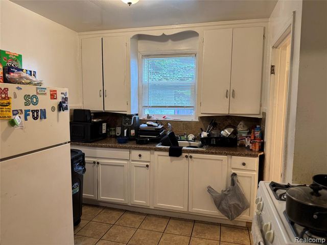 19190 Gilchrist Street, Detroit, MI 48235