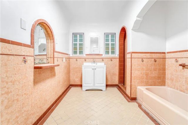 162 W 65th Street, Los Angeles, CA 90003