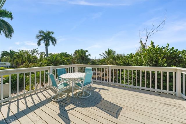 984 Greenwood CT S, Sanibel, FL 33957