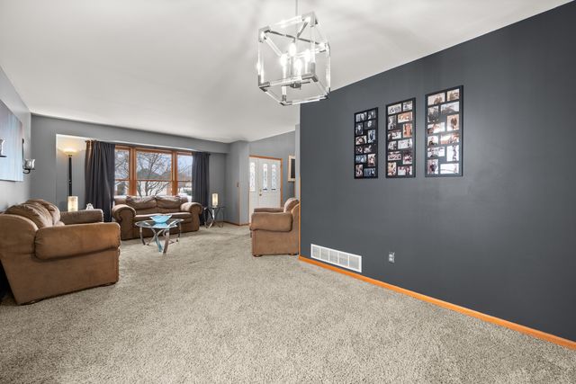 1122 Yorkshire Drive S, Sycamore, IL 60178