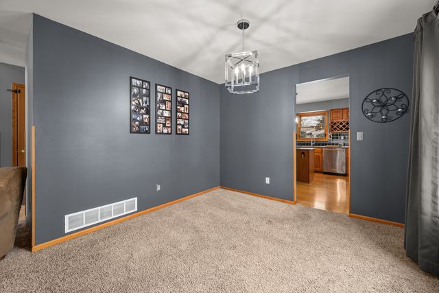 1122 Yorkshire Drive S, Sycamore, IL 60178