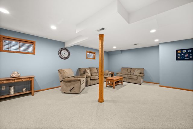 1122 Yorkshire Drive S, Sycamore, IL 60178