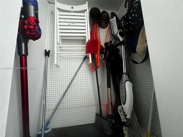 10 SW South River Dr 812, Miami, FL 33130