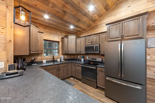 2724 Pine Crest Lane, Sevierville, TN 37862